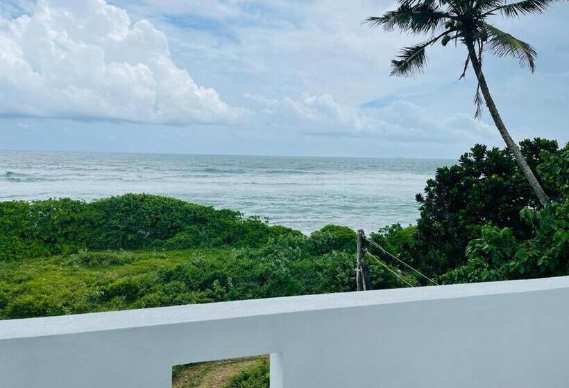 غرفة ديلوكس مطلّة علي البحر مزوَّدة بشُرفة, Blue Waves Ocean Mirissa