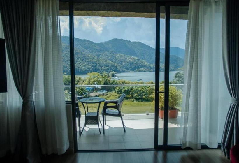 Suite with lake view, Jade City