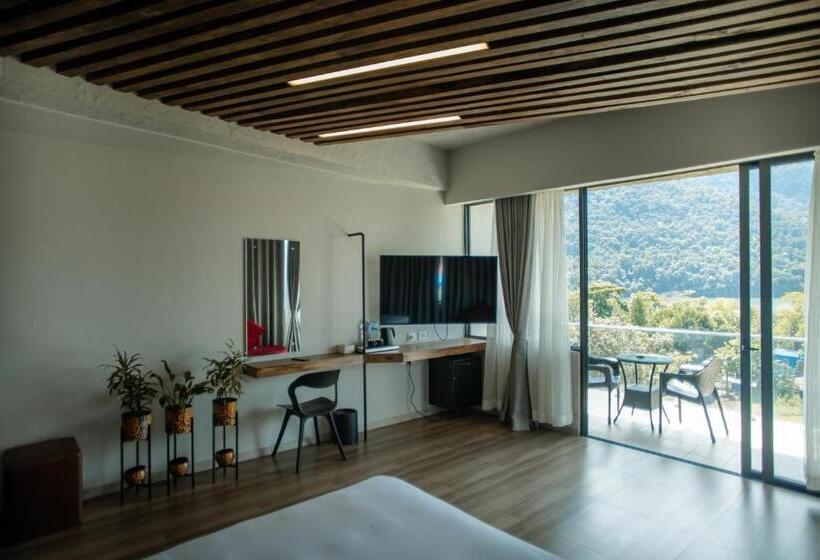 Suite with lake view, Jade City