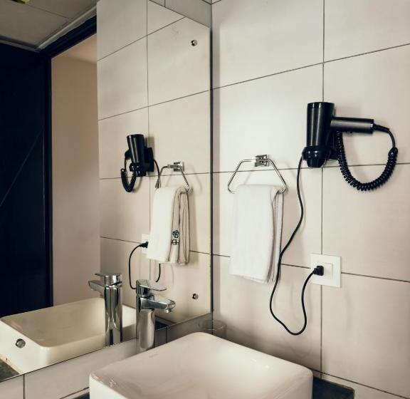 اتاق لوکس با تخت بزرگ, Jade City