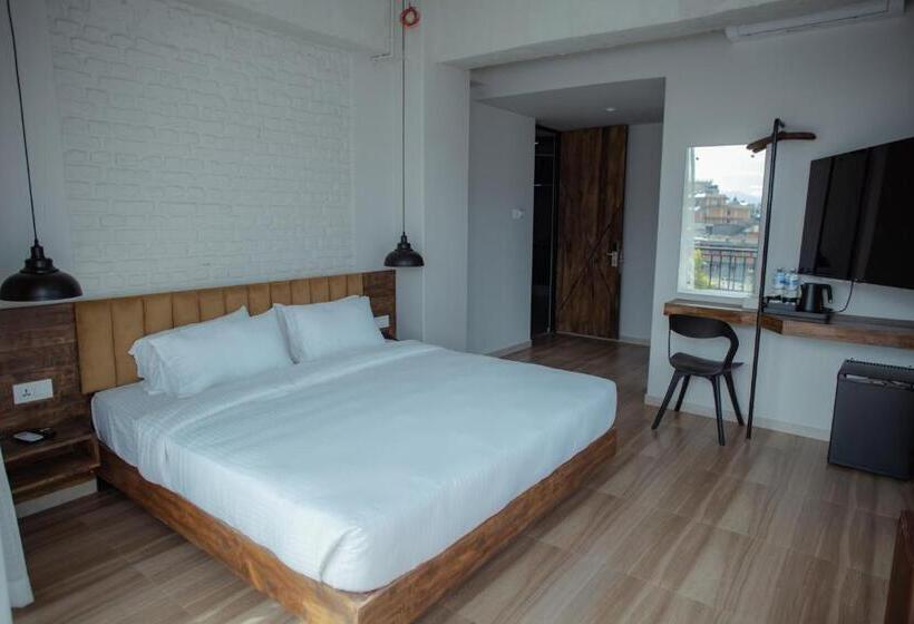 اتاق لوکس با تخت بزرگ, Jade City