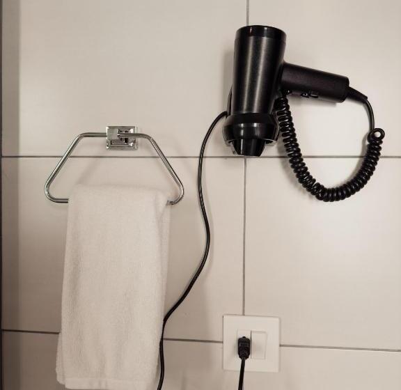 اتاق خانوادگی, Jade City