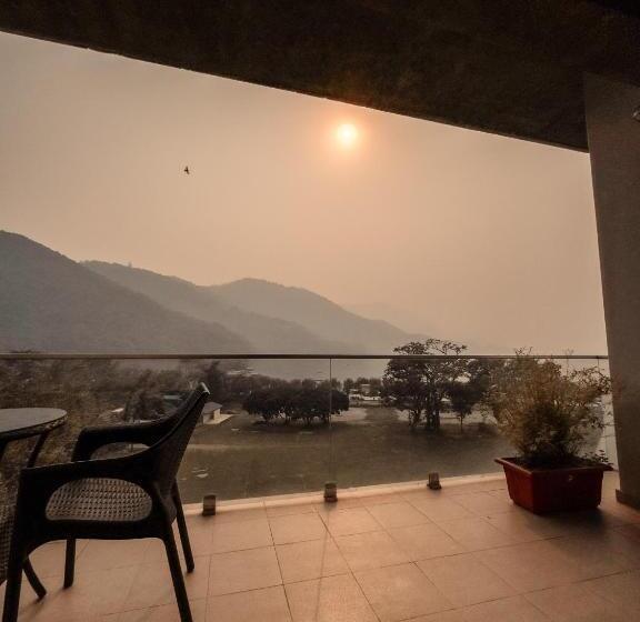 اتاق استاندارد با چشم‌انداز دریاچه, Jade City