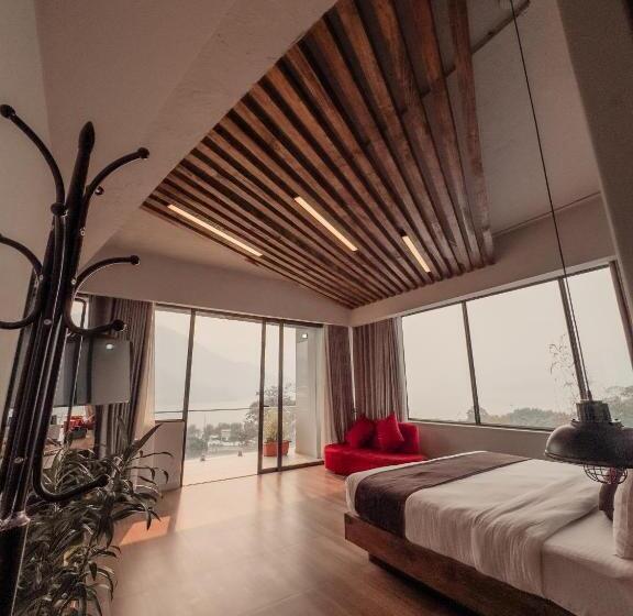 Suite with lake view, Jade City