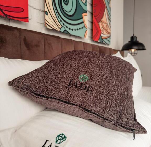 اتاق لوکس, Jade City