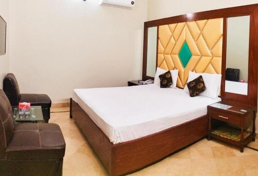 اتاق خانوادگی, The Family Hotel In Karachi