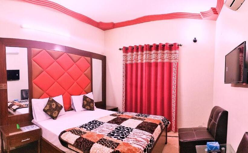 اتاق خانوادگی, The Family Hotel In Karachi