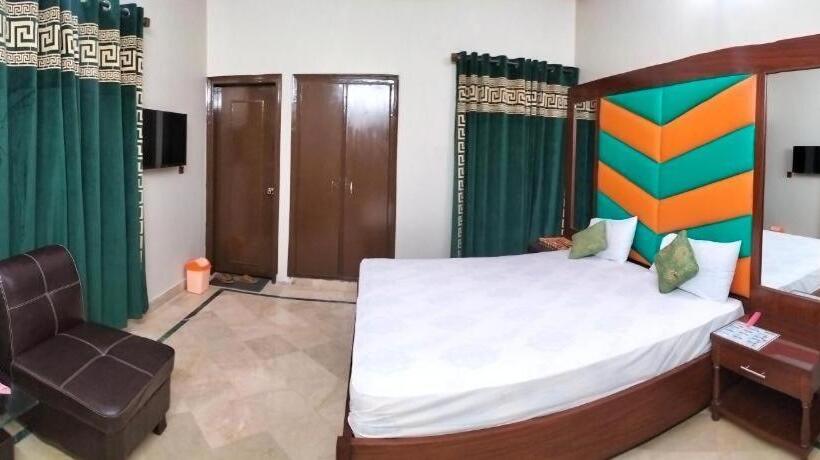 اتاق خانوادگی, The Family Hotel In Karachi