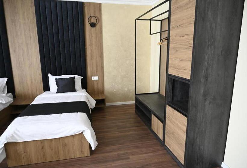 Standard Triple Room with Terrace, La Ruota Hotel Sharr