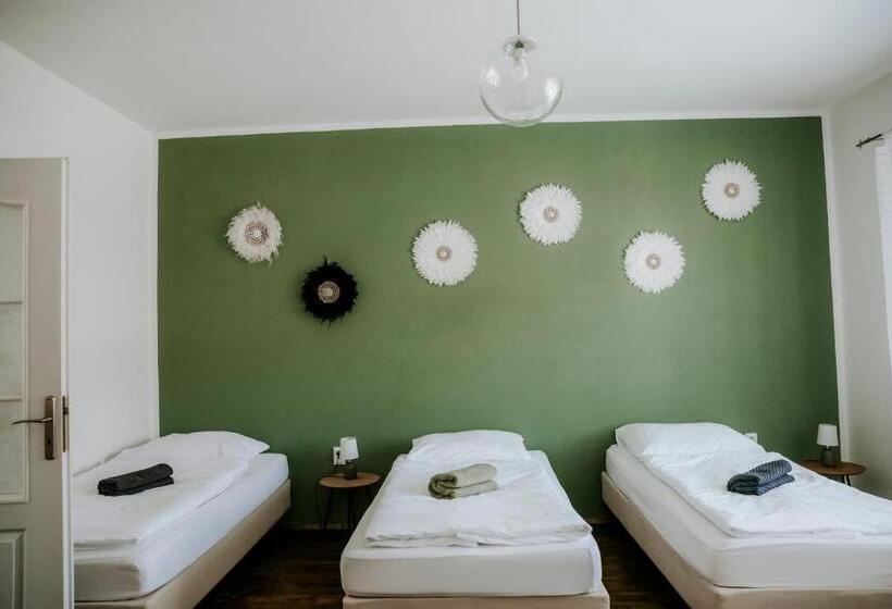 Апартаменты 3 Спальни, Ako Doma