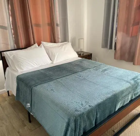 اتاق استاندارد, John’s Place