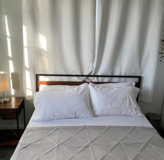 اتاق استاندارد, John’s Place