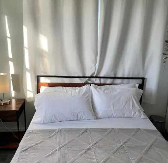 اتاق استاندارد, John’s Place