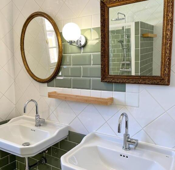 חדר משפחתי, La Villa Des 3 Pins