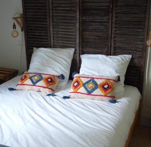 חדר משפחתי, La Villa Des 3 Pins