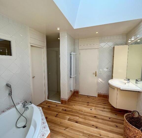 חדר סטנדרט לשלושה עם נוף לגינה, La Villa Des 3 Pins