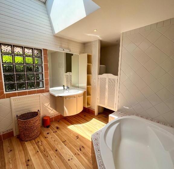 חדר סטנדרט לשלושה עם נוף לגינה, La Villa Des 3 Pins