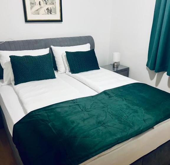 اتاق لوکس سه تخته, Genta