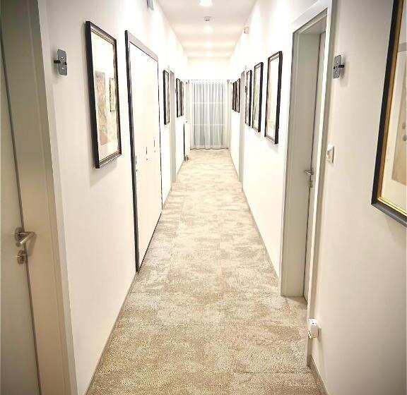 اتاق لوکس سه تخته, Genta