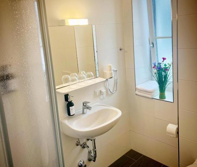 اتاق لوکس چهار تخته, Genta