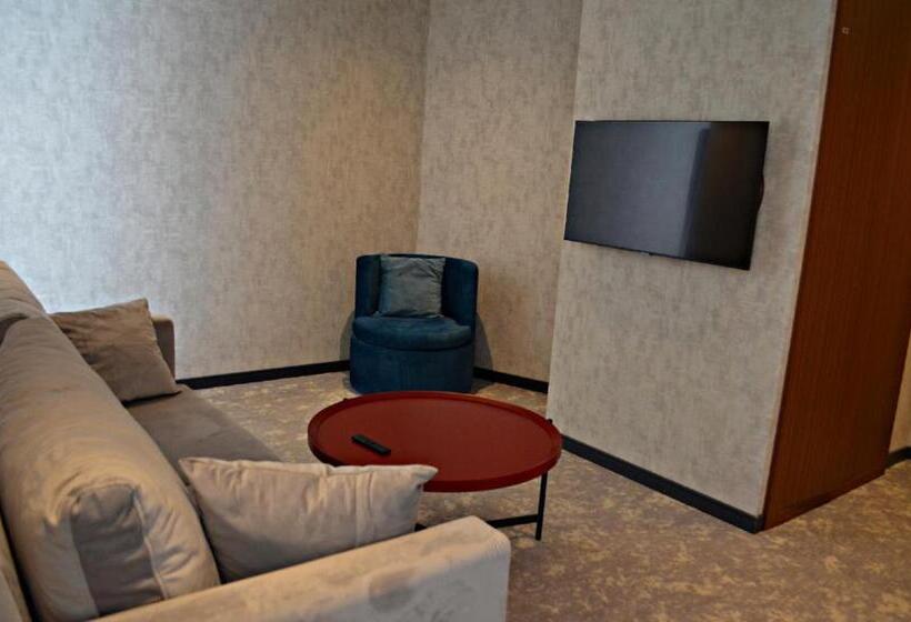 سوئیت جونیور با چشمانداز کوهستان, Arena Grand