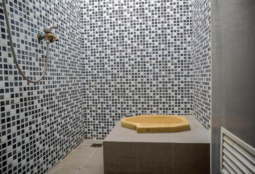 Номер Economy, Spot On 93144 Homestay H. Syarif Syariah Bandar Gresik 2