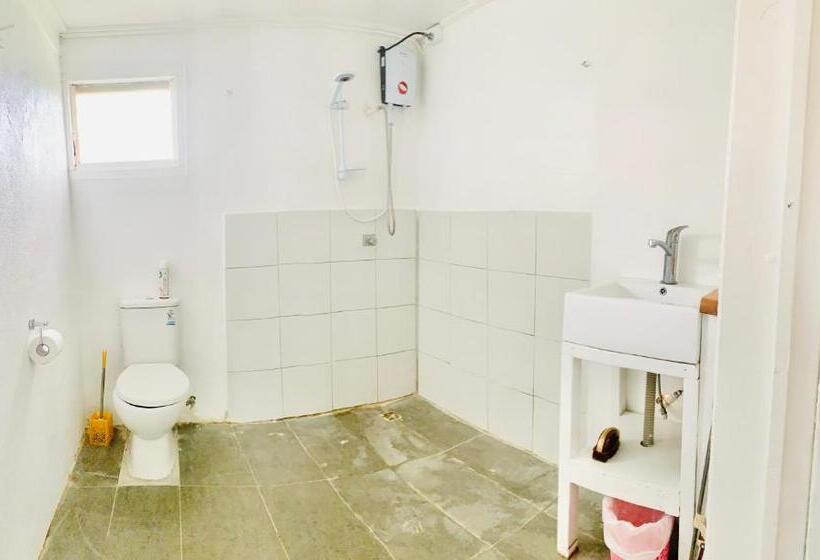 Habitació Triple Estàndard, Tonga Cottage   Private Rooms With Shared Facilities