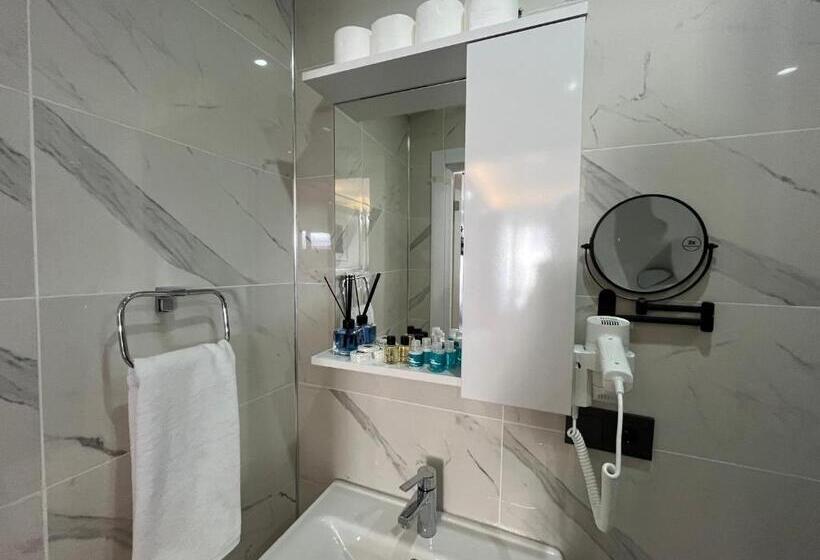 חדר דלוקס לשלושה, Lale Sultan