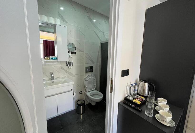 חדר דלוקס לשלושה, Lale Sultan