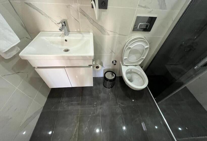 חדר דלוקס לשלושה, Lale Sultan