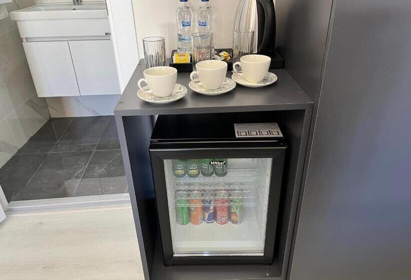 חדר דלוקס לשלושה, Lale Sultan