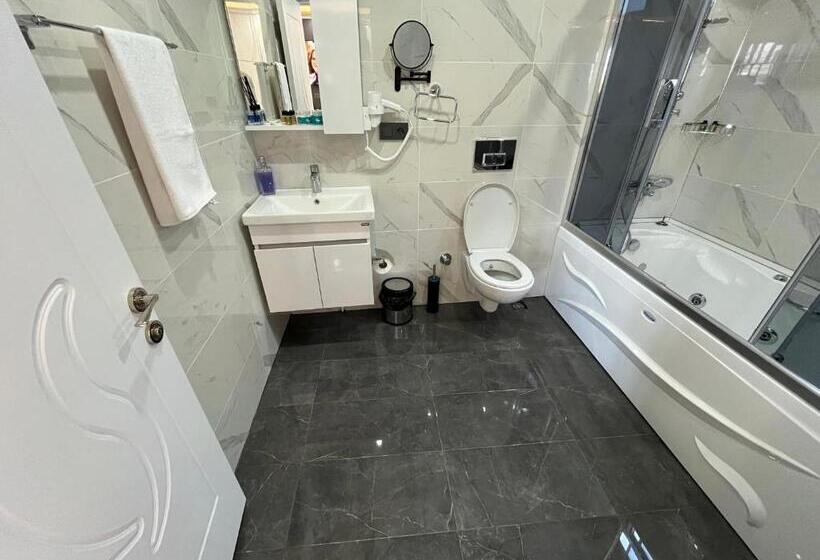 חדר סופריור לארבעה, Lale Sultan