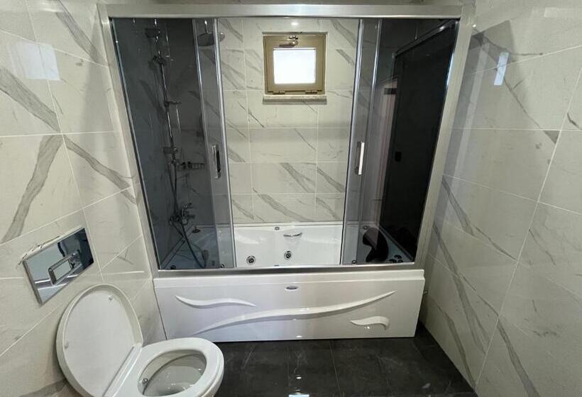 חדר סופריור לארבעה, Lale Sultan