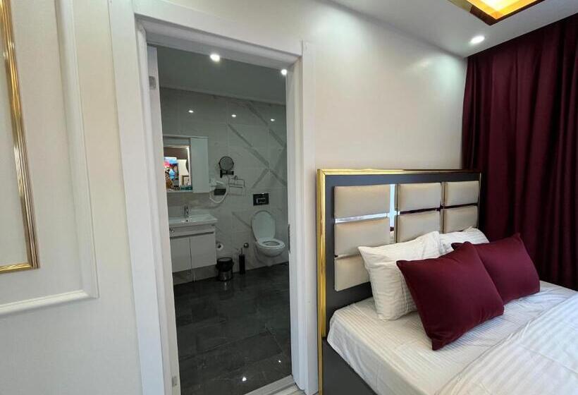 חדר סופריור לארבעה, Lale Sultan