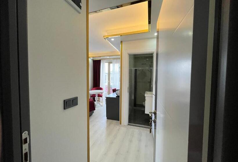 חדר דלוקס, Lale Sultan