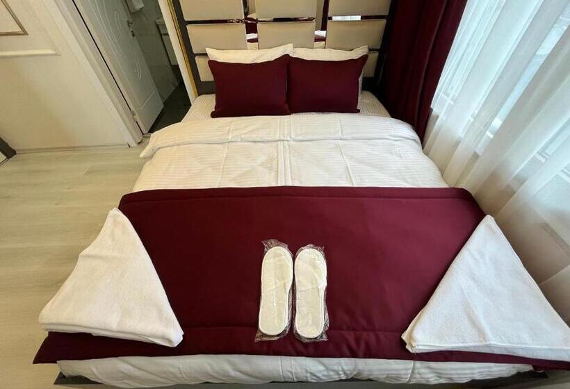 חדר סופריור לארבעה, Lale Sultan