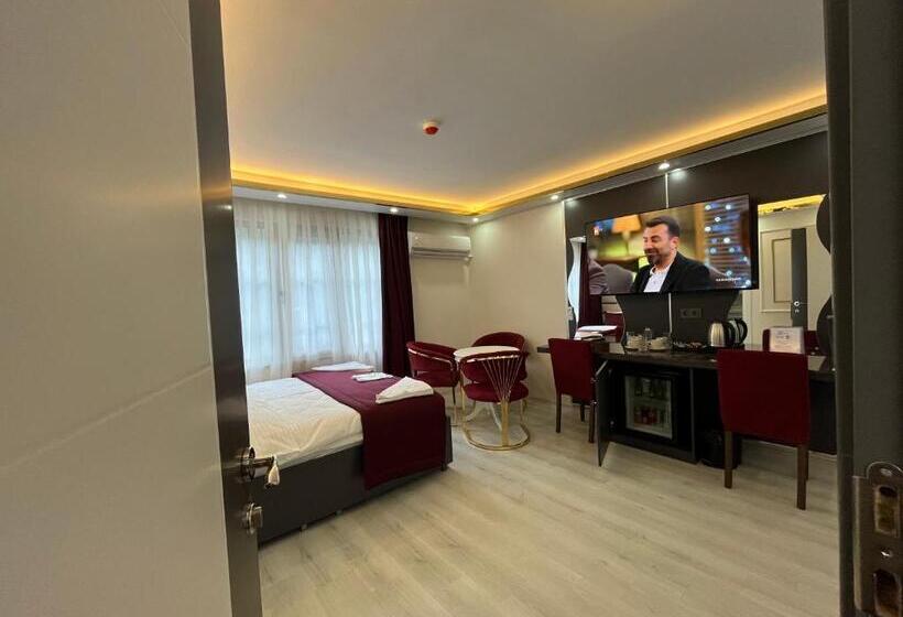 חדר סופריור לארבעה, Lale Sultan