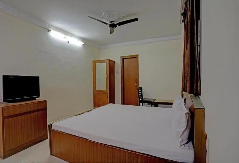 Classic Kolmen Hengen Huone, Oyo Hotel Friday S
