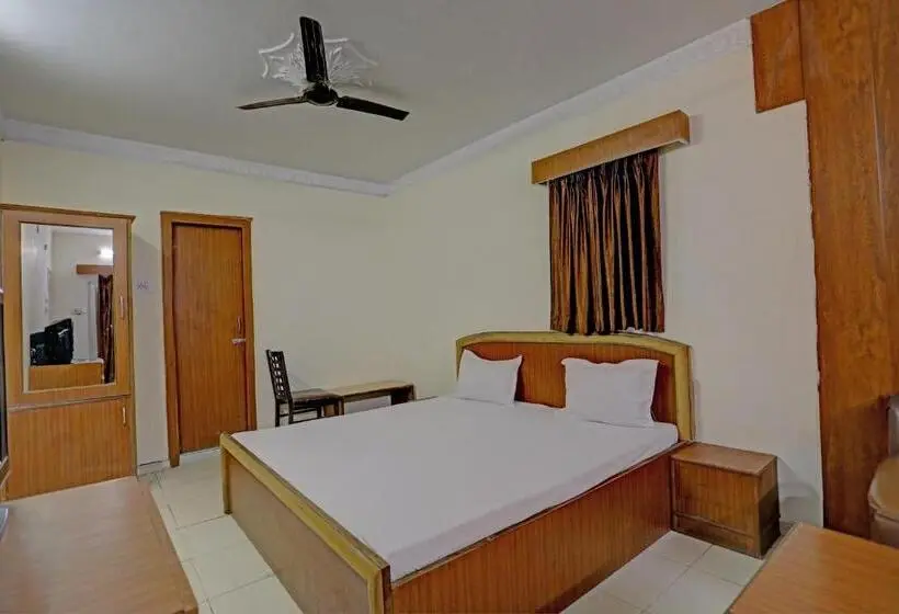 Classic Kolmen Hengen Huone, Oyo Hotel Friday S