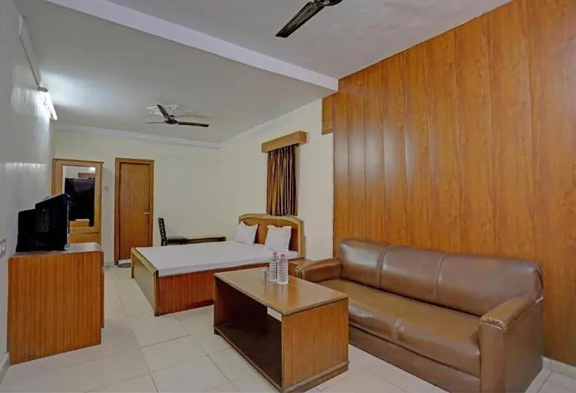 Classic Kolmen Hengen Huone, Oyo Hotel Friday S