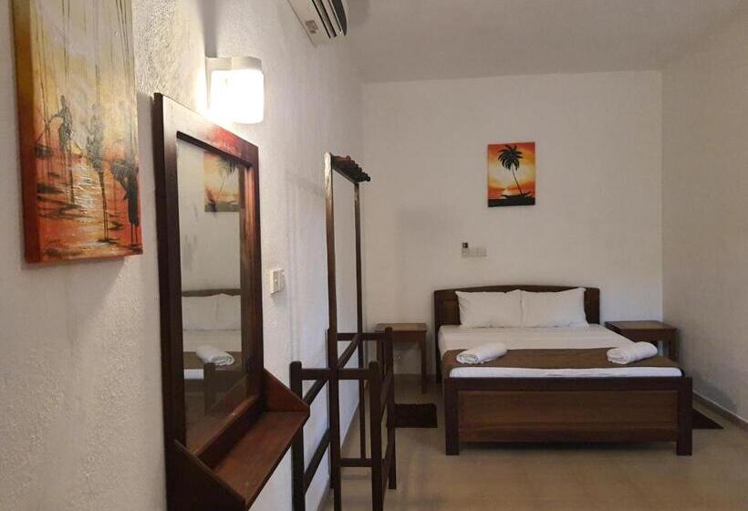 חדר משפחתי, The Dom Hotel & Restaurant