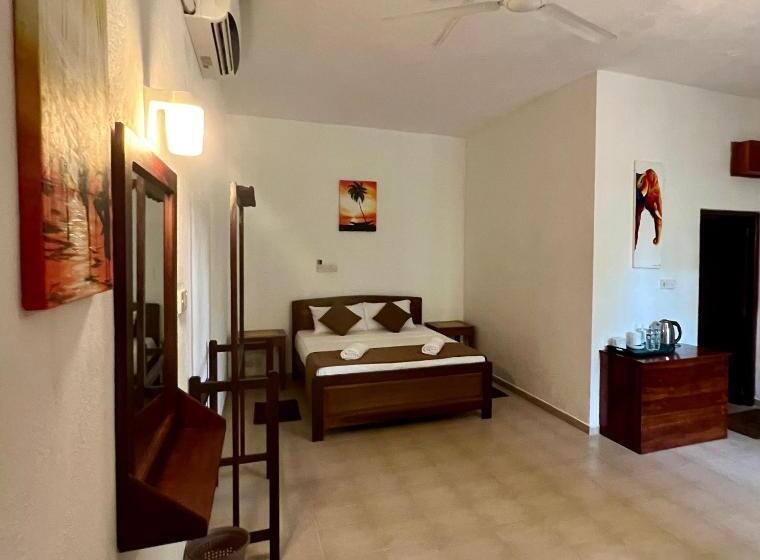 חדר משפחתי, The Dom Hotel & Restaurant