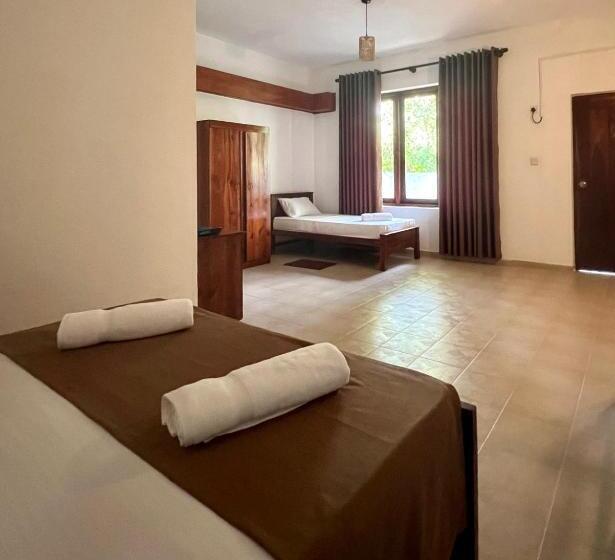 חדר משפחתי, The Dom Hotel & Restaurant