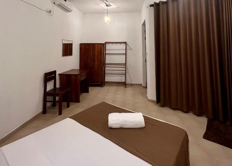 חדר יחיד נוף לגינה, The Dom Hotel & Restaurant