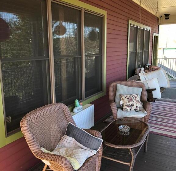 سوییت, All Seasons Inn