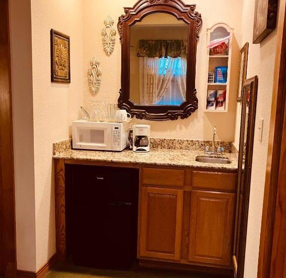 Deluxe Suite King Bed, All Seasons Inn