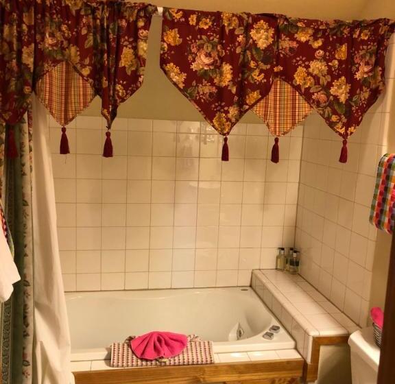 سوییت خانوادگی, All Seasons Inn