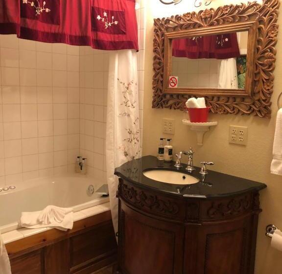 اتاق لوکس خانوادگی, All Seasons Inn