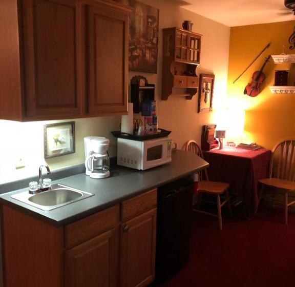 اتاق لوکس خانوادگی, All Seasons Inn