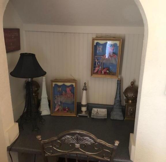 سوییت لوکس, All Seasons Inn